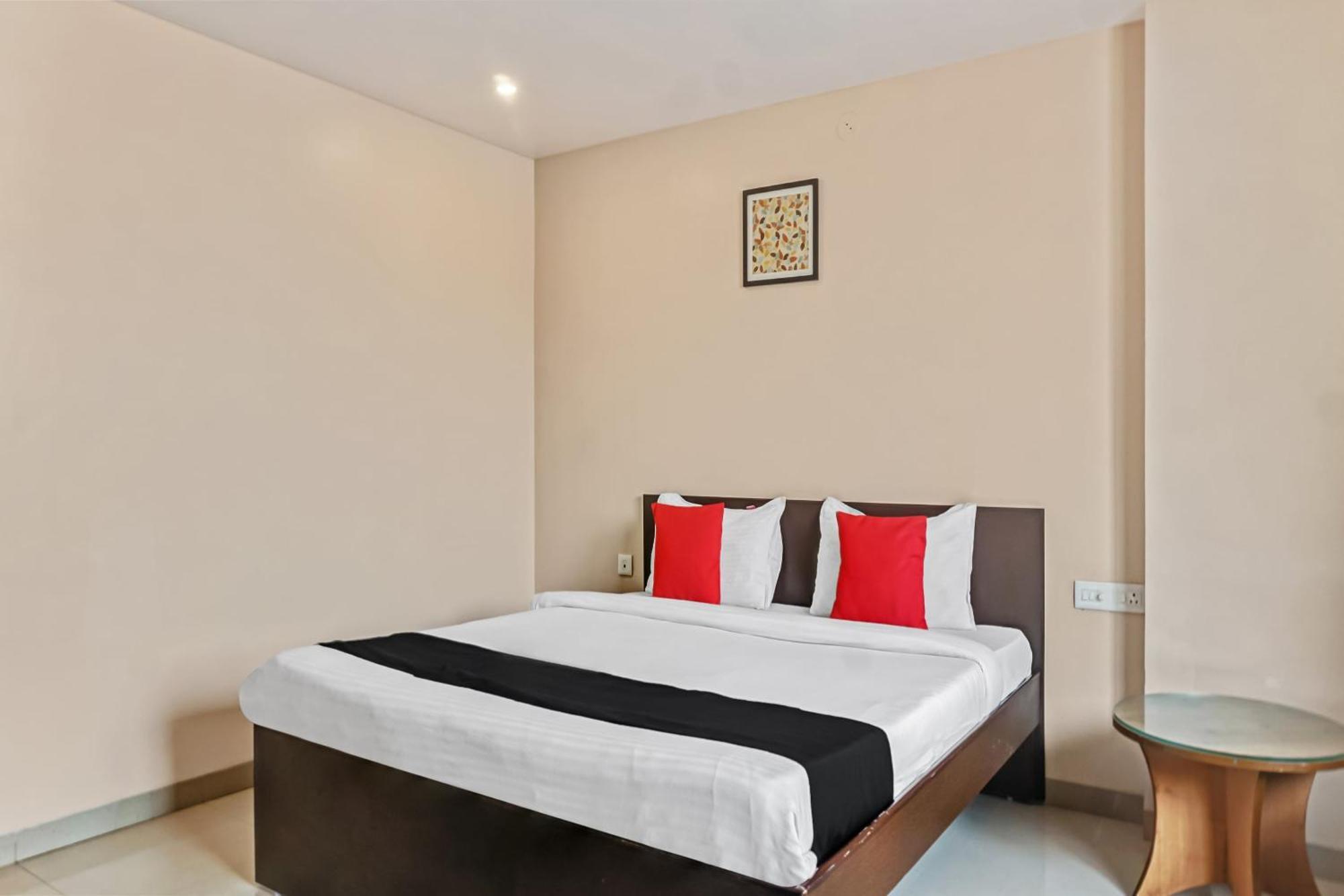 Hotel O Log Inn Plaza Near Eon It Park بونة المظهر الخارجي الصورة