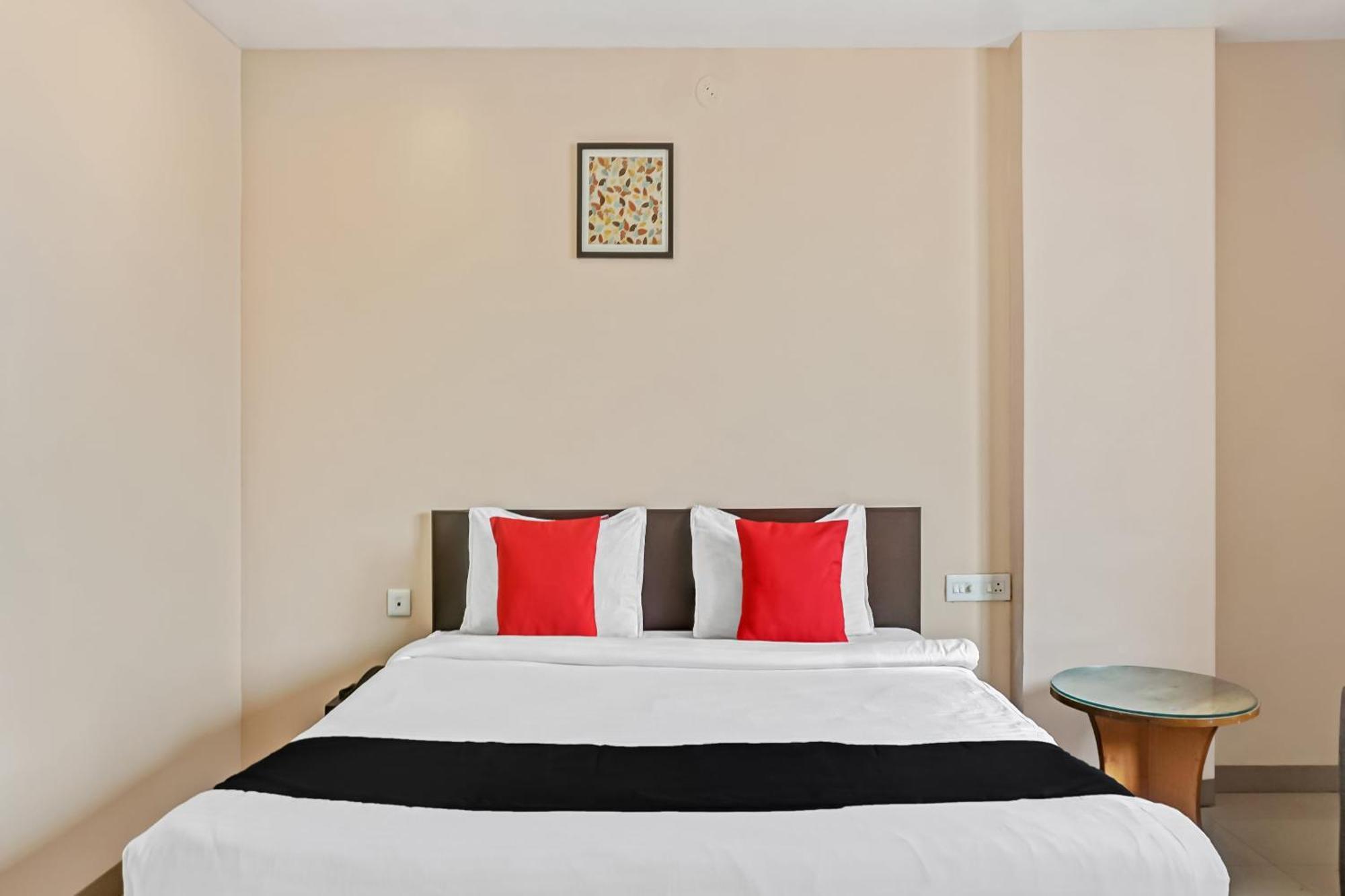 Hotel O Log Inn Plaza Near Eon It Park بونة المظهر الخارجي الصورة