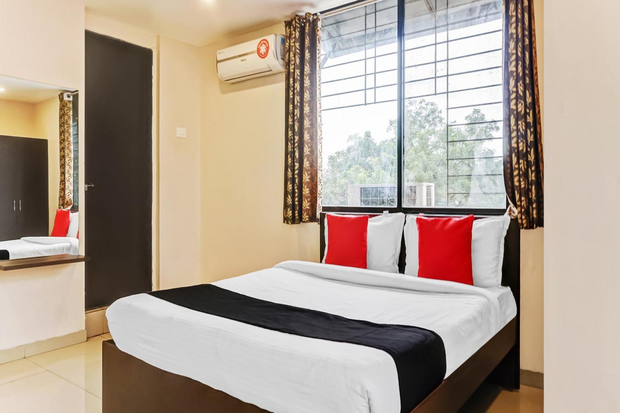 Hotel O Log Inn Plaza Near Eon It Park بونة المظهر الخارجي الصورة