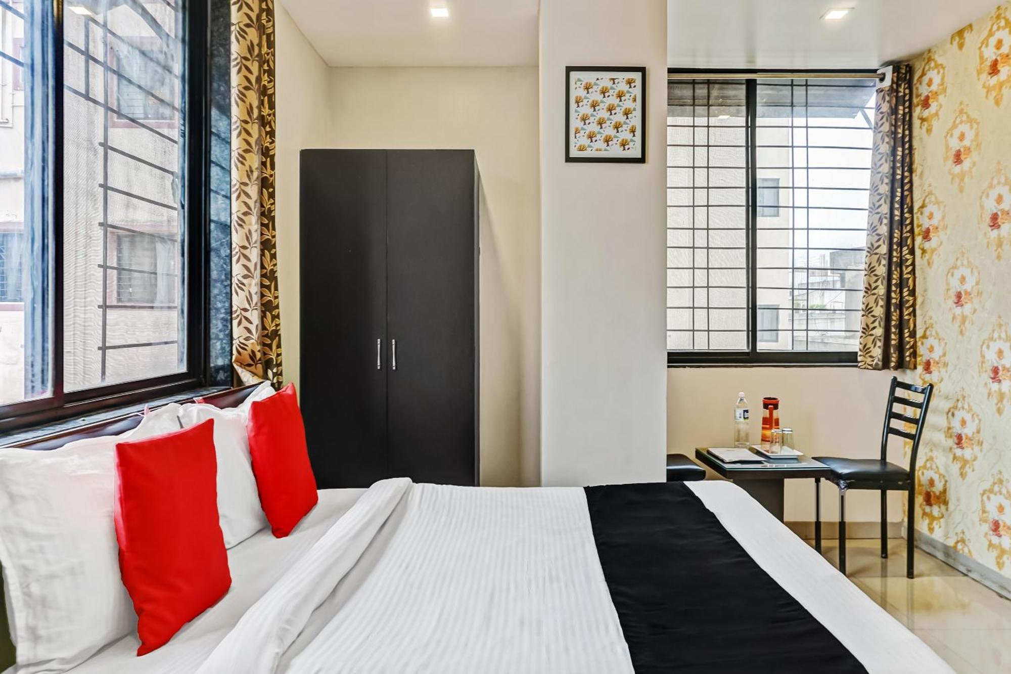 Hotel O Log Inn Plaza Near Eon It Park بونة المظهر الخارجي الصورة