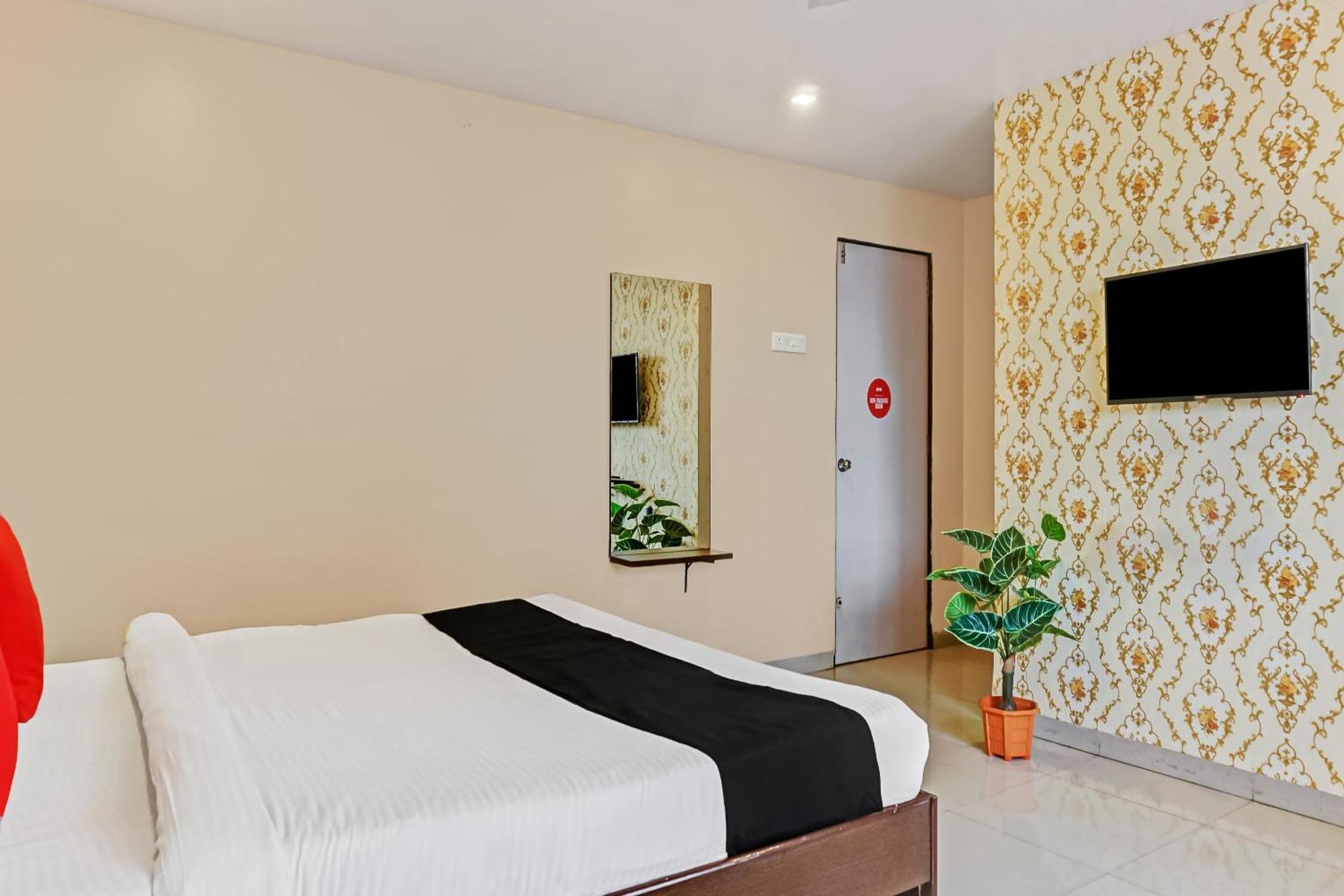 Hotel O Log Inn Plaza Near Eon It Park بونة المظهر الخارجي الصورة