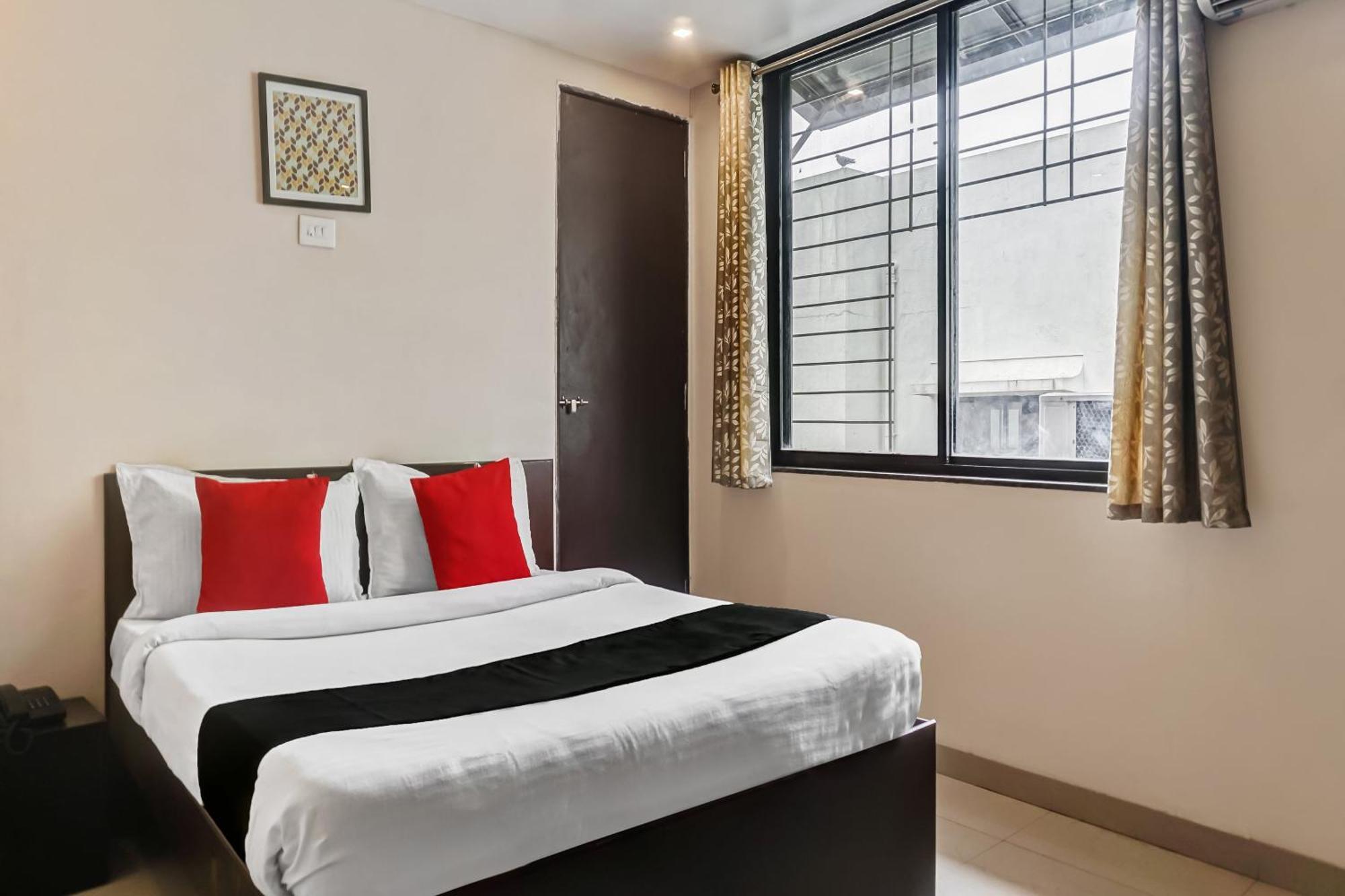 Hotel O Log Inn Plaza Near Eon It Park بونة المظهر الخارجي الصورة
