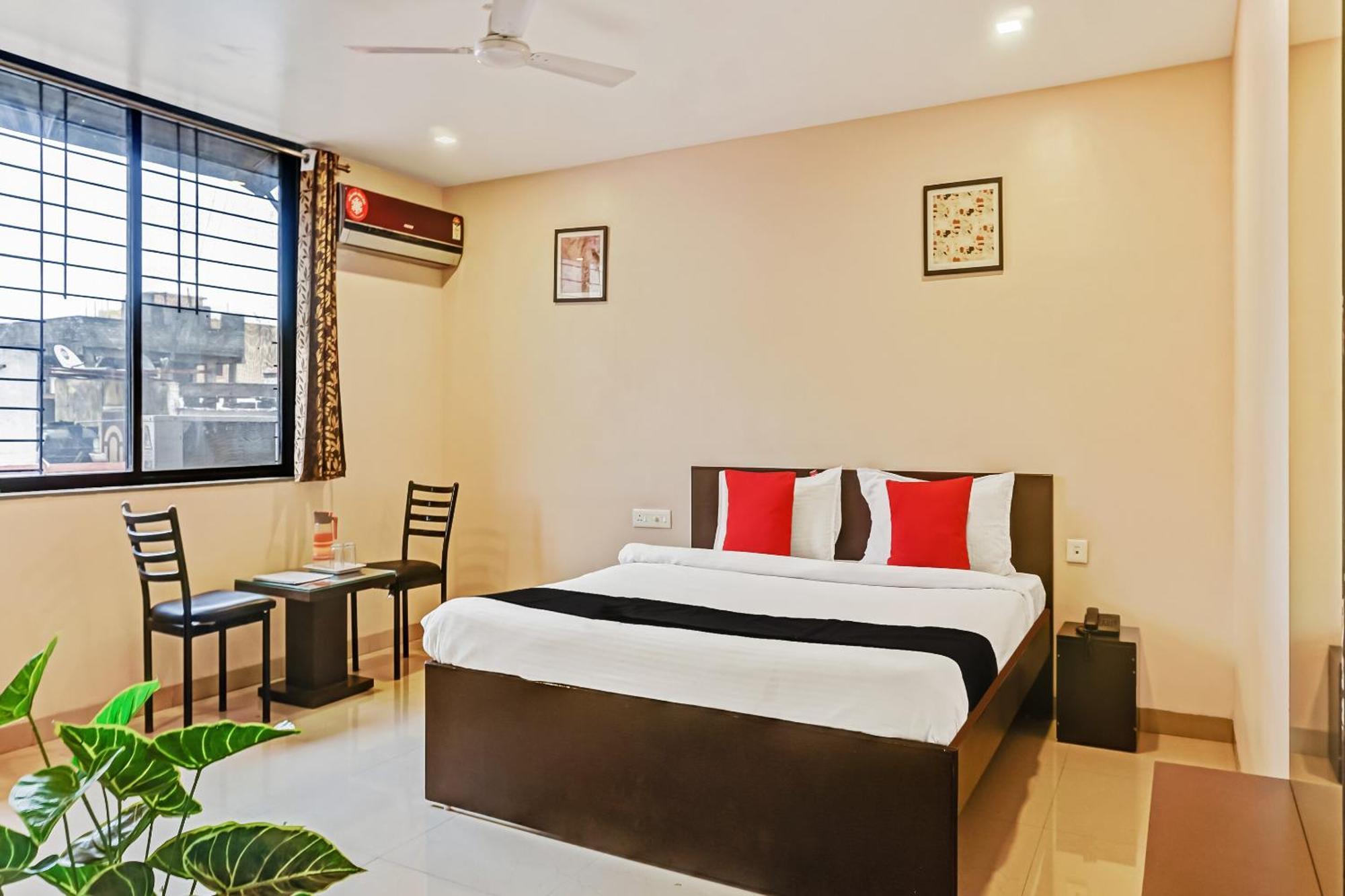 Hotel O Log Inn Plaza Near Eon It Park بونة المظهر الخارجي الصورة