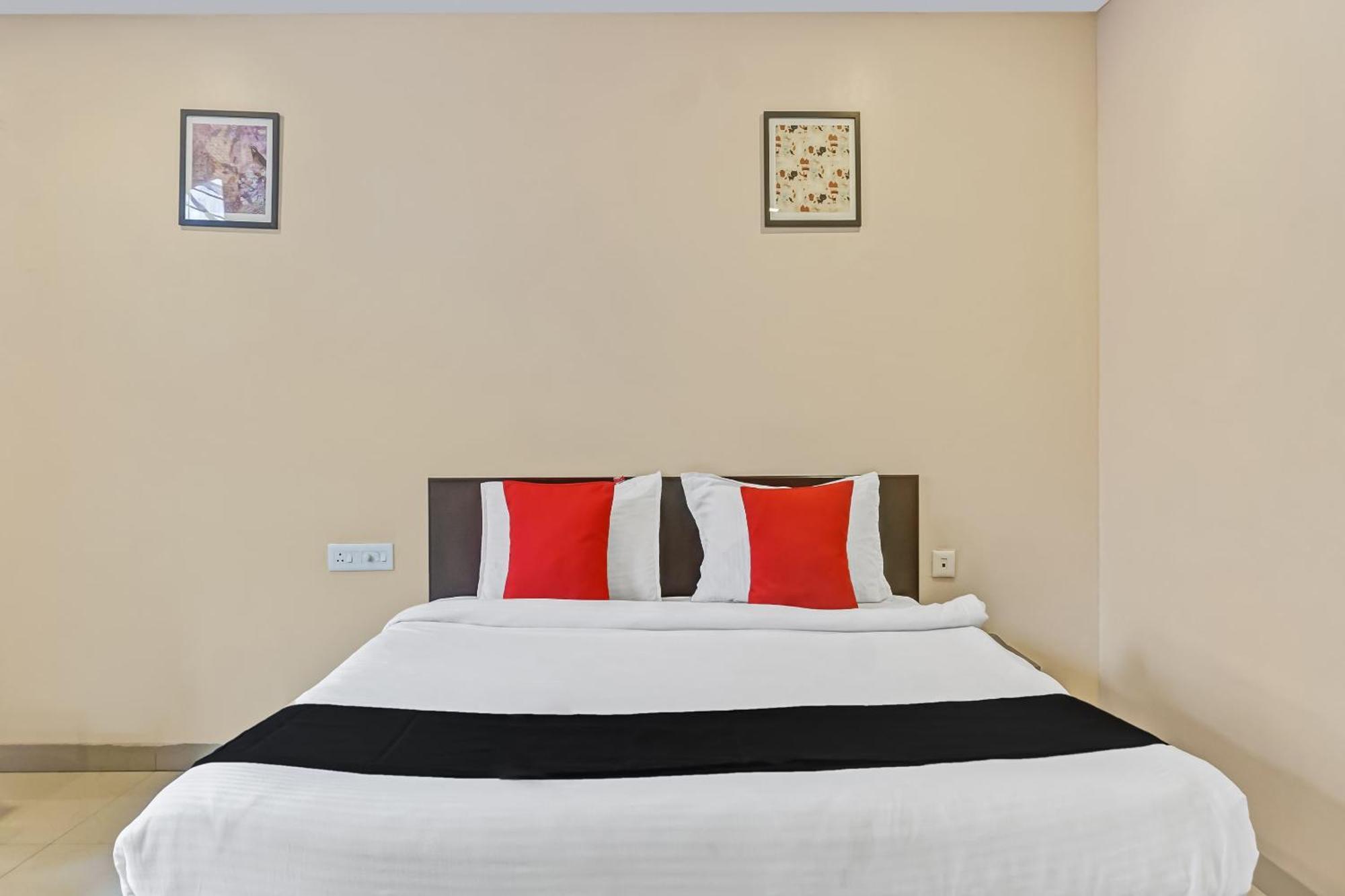 Hotel O Log Inn Plaza Near Eon It Park بونة المظهر الخارجي الصورة