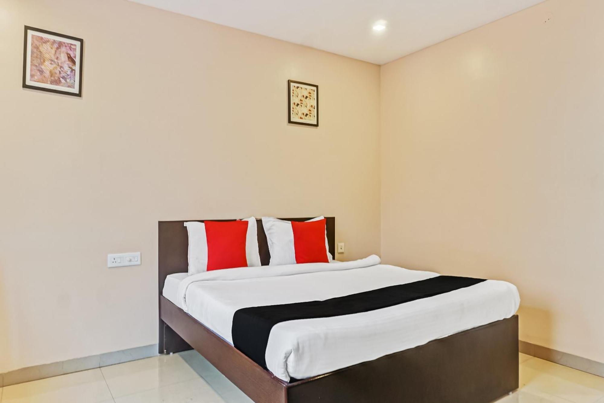 Hotel O Log Inn Plaza Near Eon It Park بونة المظهر الخارجي الصورة