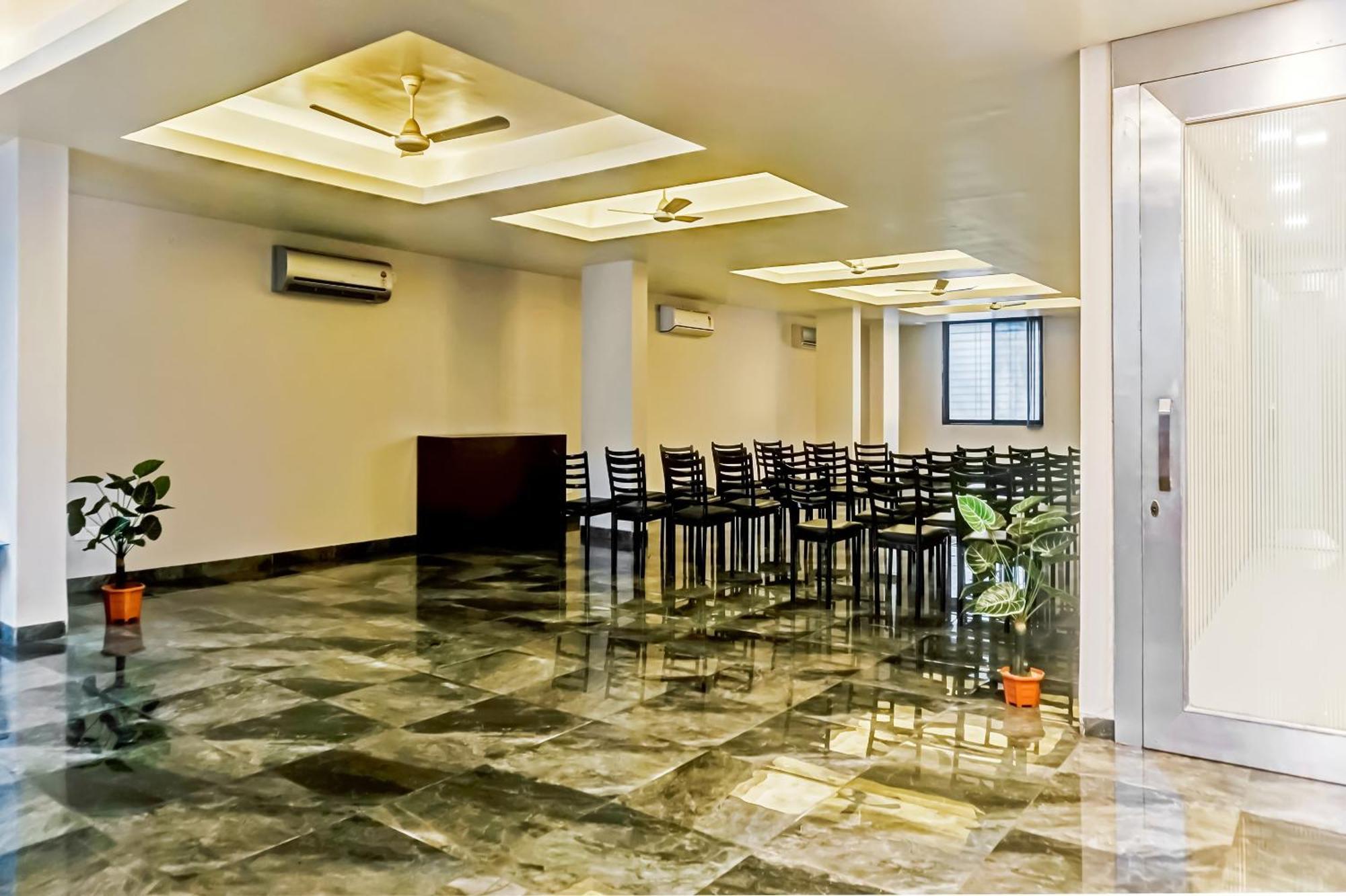Hotel O Log Inn Plaza Near Eon It Park بونة المظهر الخارجي الصورة