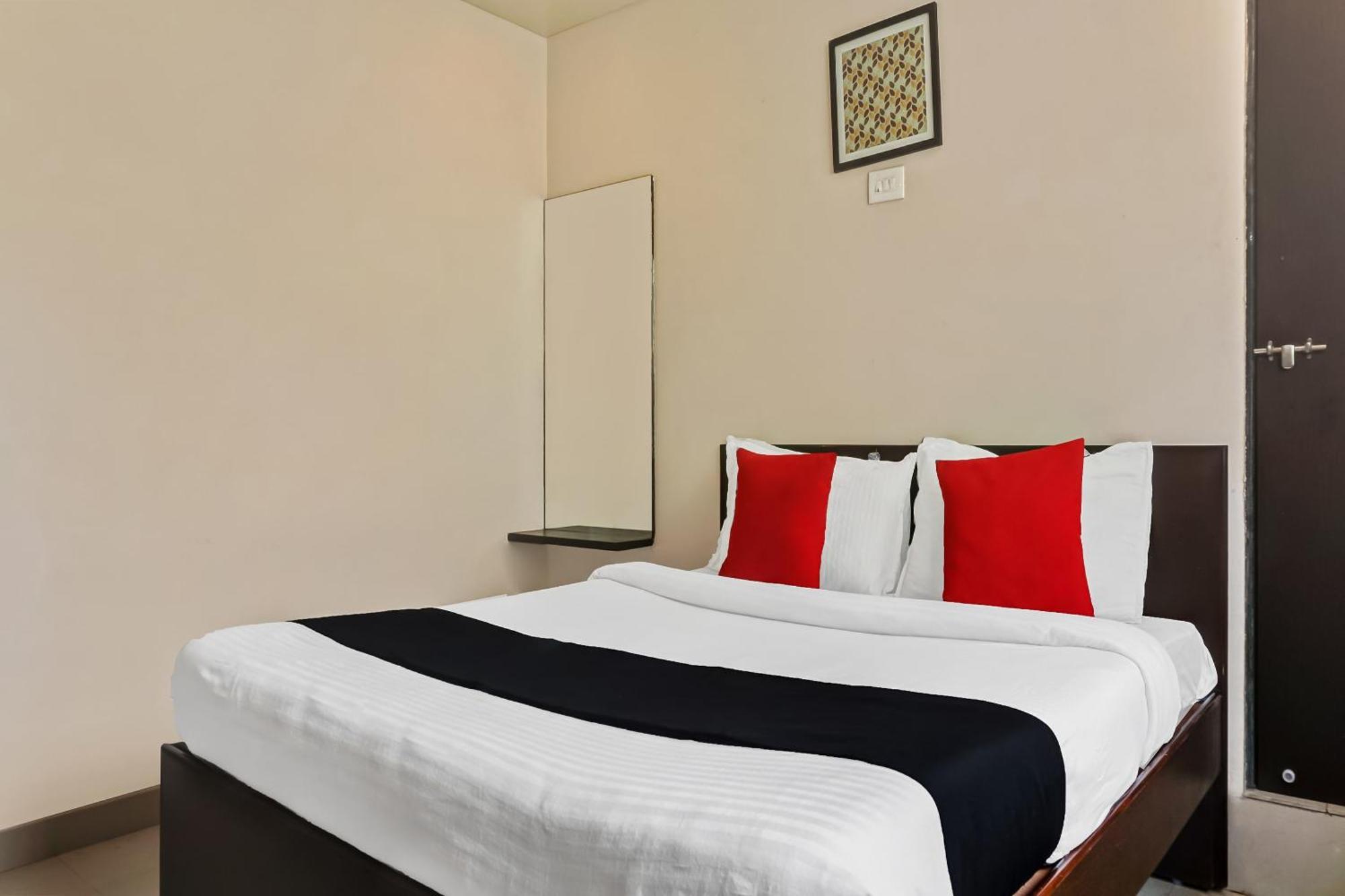 Hotel O Log Inn Plaza Near Eon It Park بونة المظهر الخارجي الصورة